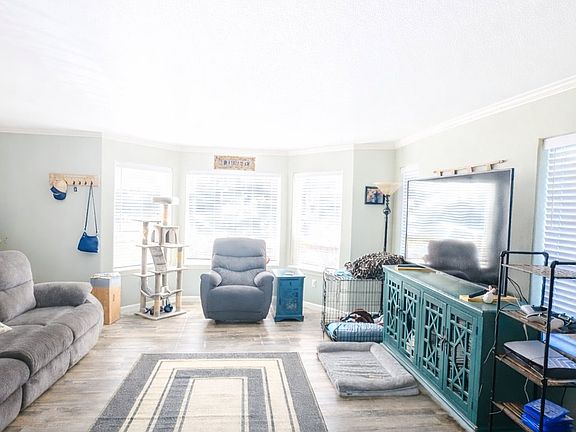 5th image of 202 NE Rifle Range St APT 6