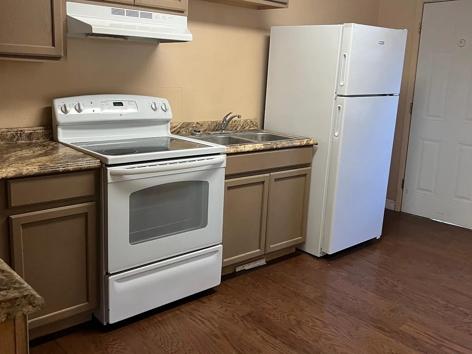 1 bed, 800 sqft, $1,050 — Photo 2