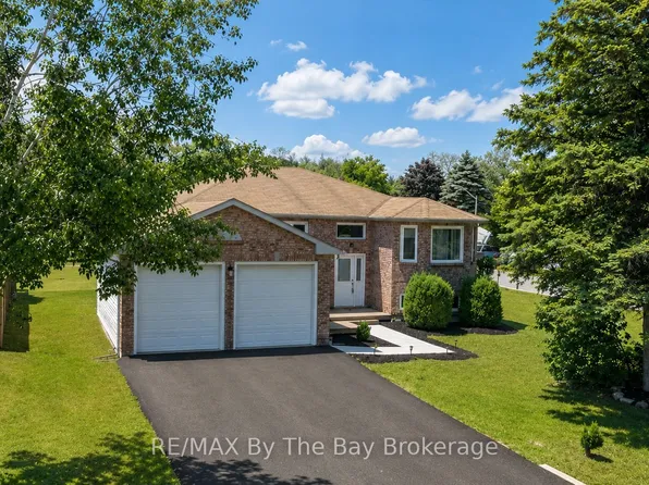 2 Birchmount Cir, Wasaga Beach, ON L9Z 1H8