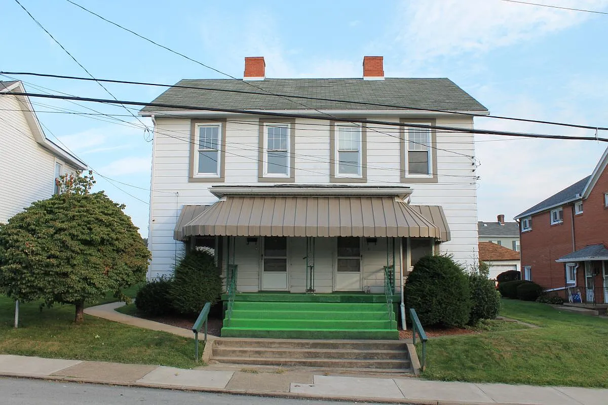 435 Henry St photo 1