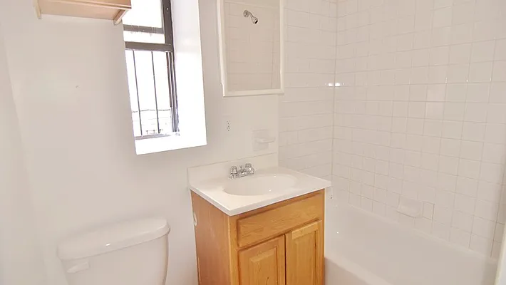 Rented by Park Property Advisors | media 8