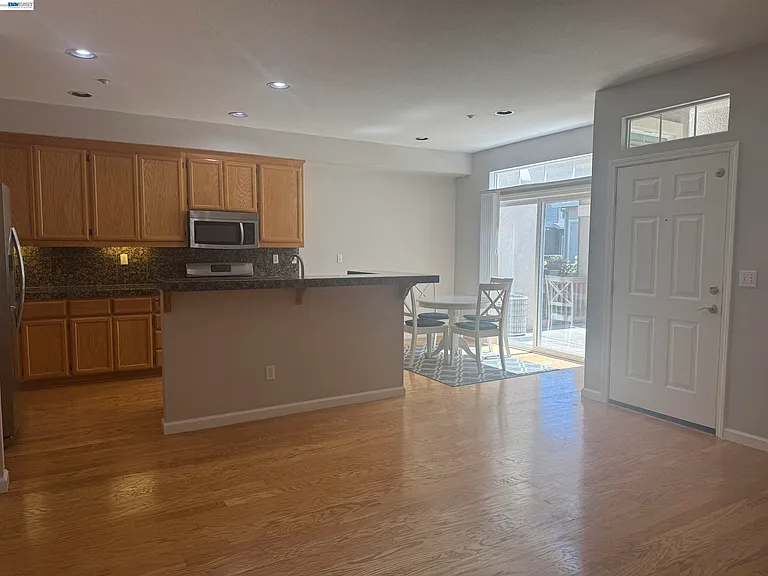 3162 Golden Crest Cmn #3 — Photo 5