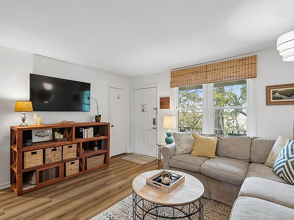 5th image of 408 Saint Charles Ct