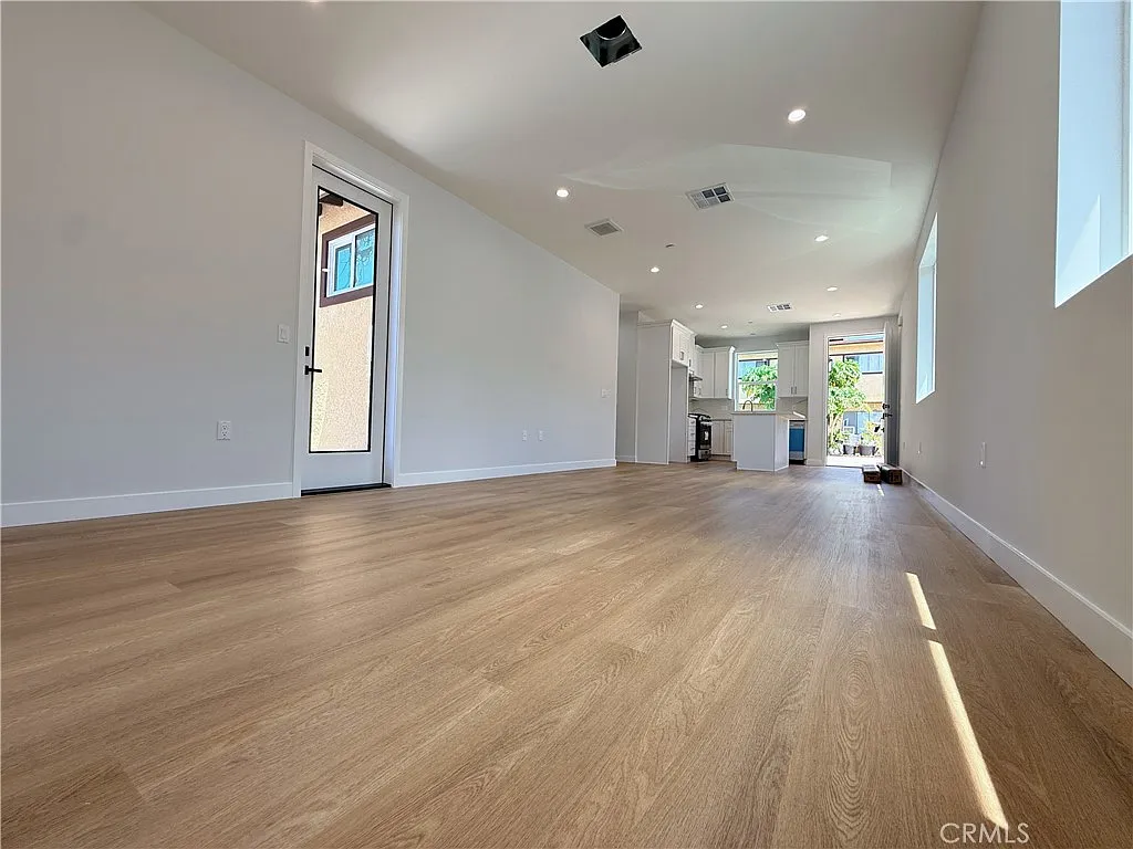 2 bed, 800 sqft, $2,400 — Photo 1