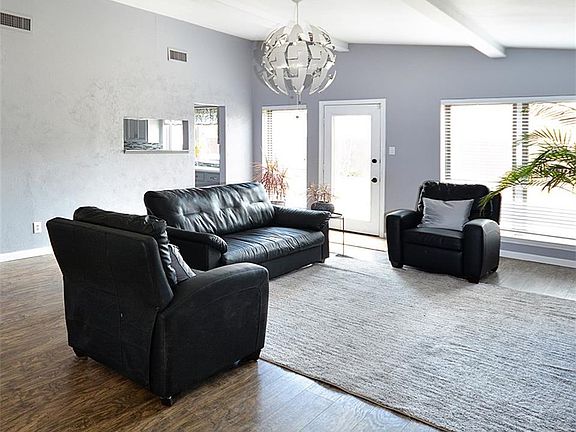 4th image of 4406 Three Oaks Dr