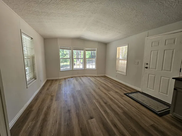 100 E Kilmarnock Rd — Photo 2