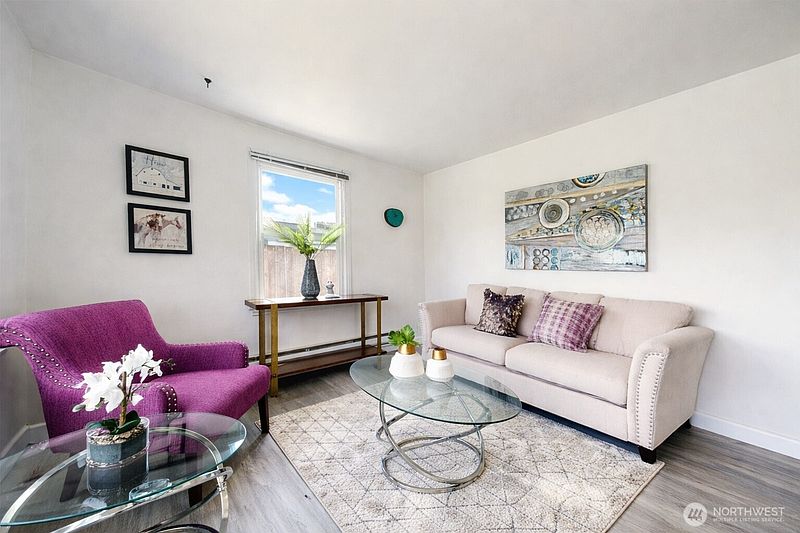 2nd image of 2517 2519 E Pike St