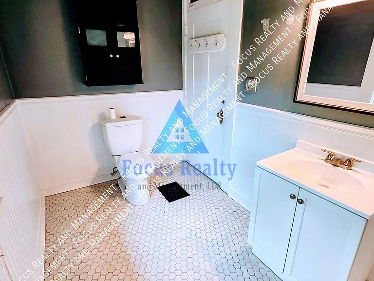 460 Hudson Ave — Photo 14