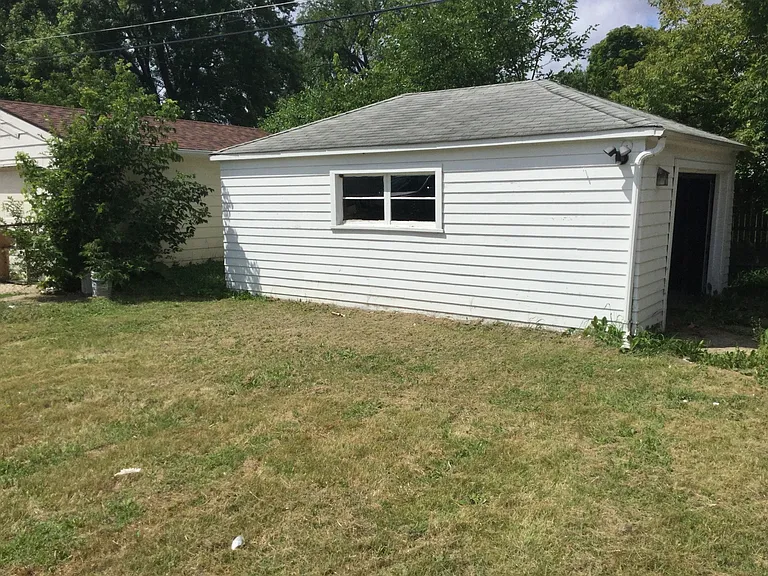 5075 N 47th St — Photo 2