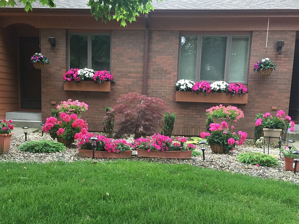 Beautiful front courtyard 