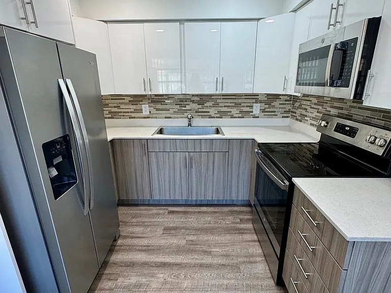100 SW 9th St — Photo 8