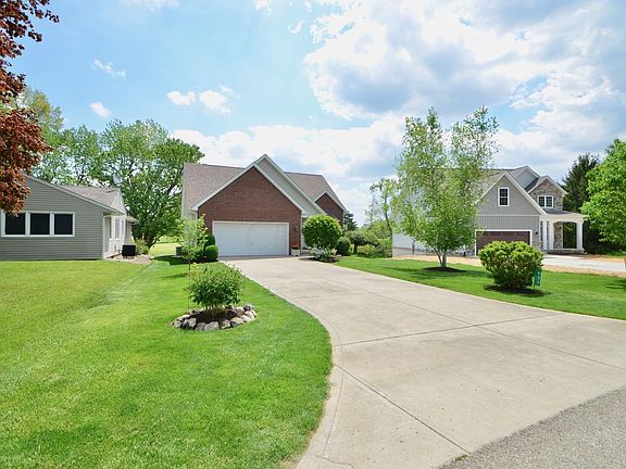 3rd image of 637 Lakeshore Dr E