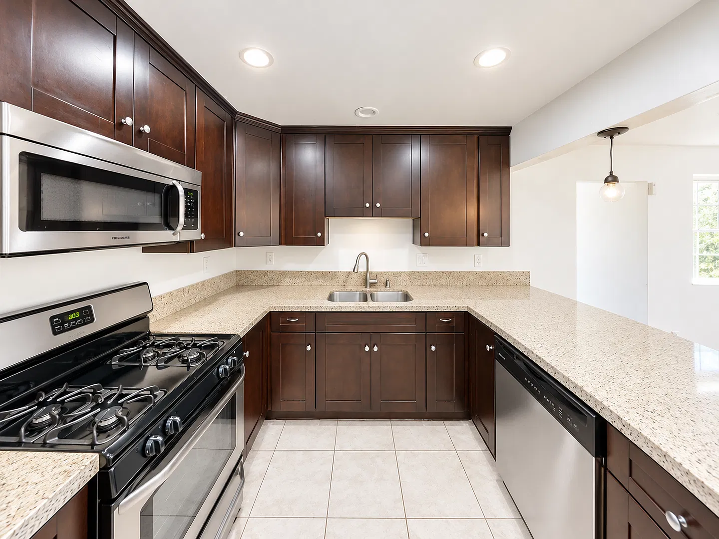 7BD/3BA, Big Driveway!! — Photo 2