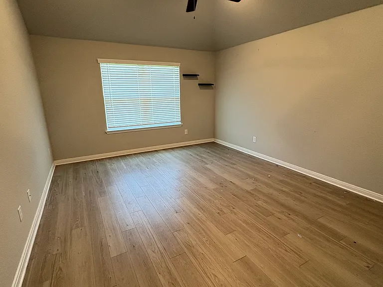 11600 Solar St — Photo 5