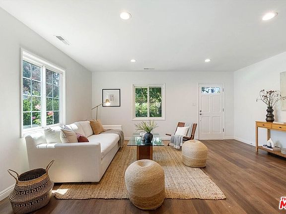 4th image of 17453 Burbank Blvd