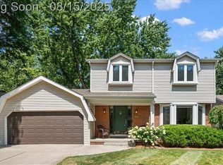2283 Traverse Dr, Troy, MI