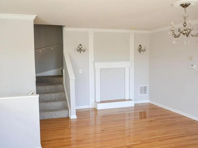 893 Enfield Dr — Photo 6