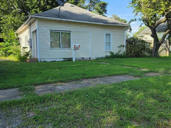 1005 E Elm St, West Frankfort, IL 62896