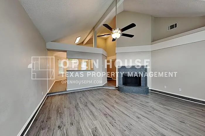 3 bed, 2.0 bath, 1316 sqft, $2,400 — Photo 4