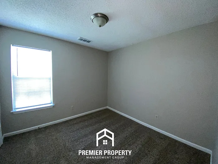 2584 Parkview Dr — Photo 12