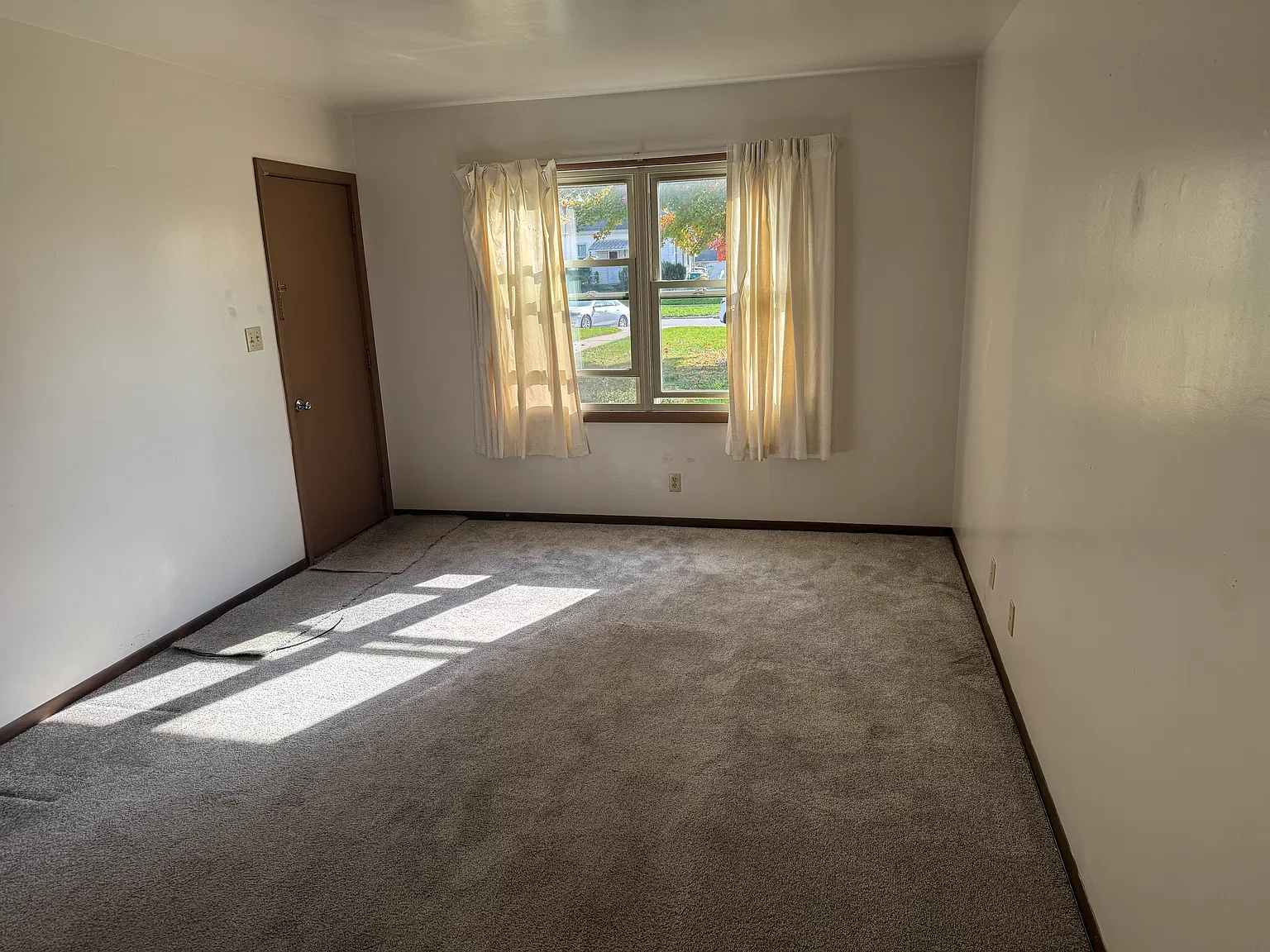 2 bed, 1.5 bath, 975 sqft, $1,050 — Photo 3