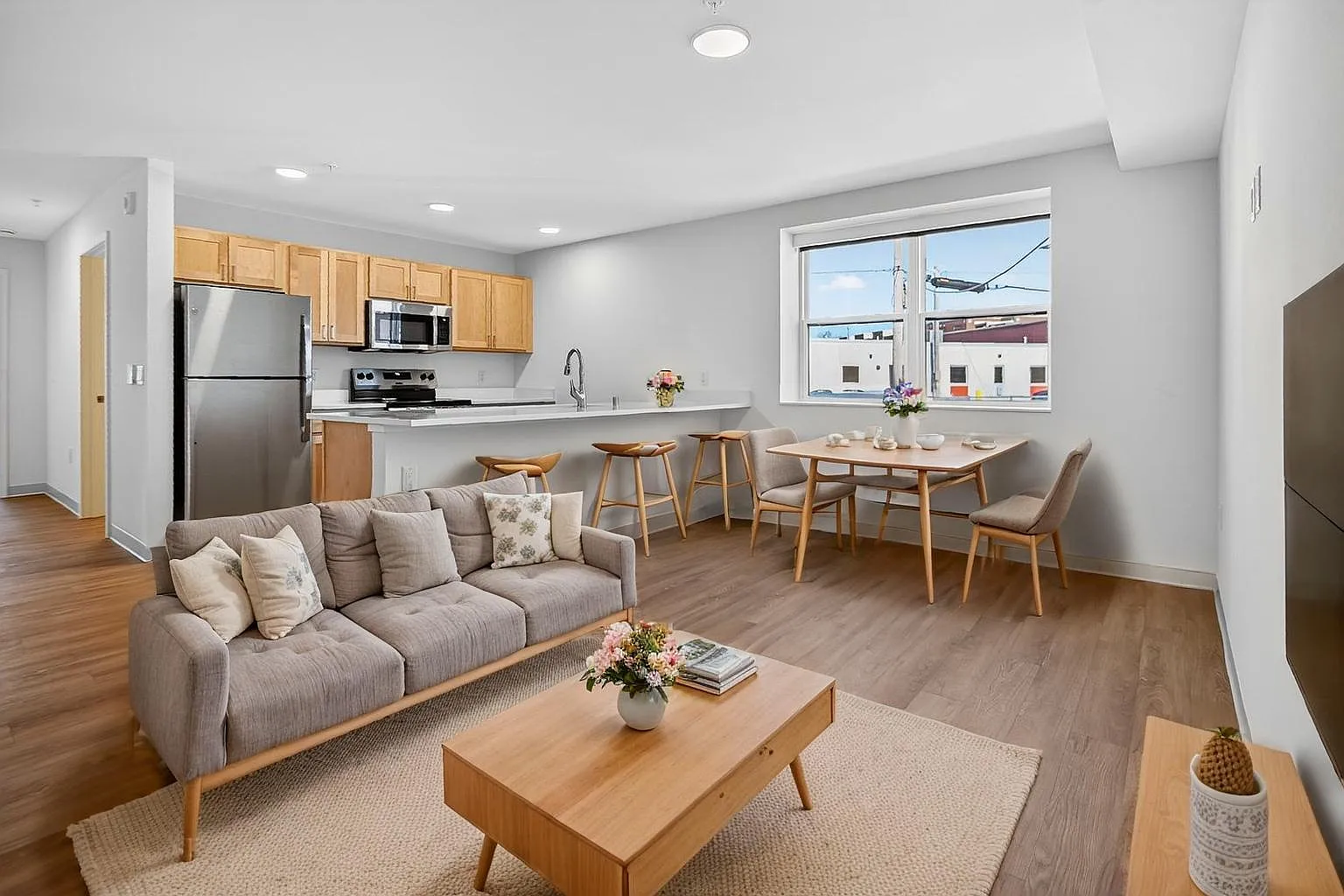2 bed, 775 sqft, $1,900 — Photo 2