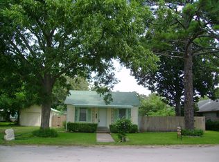 302 Wilkes St, Smithville, TX 78957