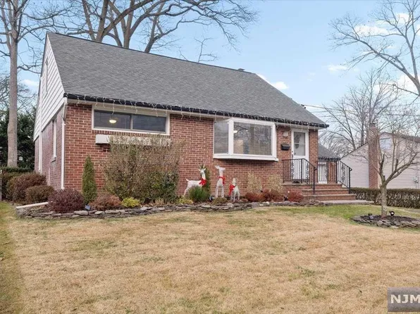 64 Lindbergh Pkwy, Waldwick, NJ 07463