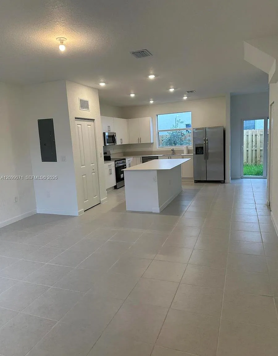 3 bed, 2.5 bath, 1330 sqft, $2,350 — Photo 3