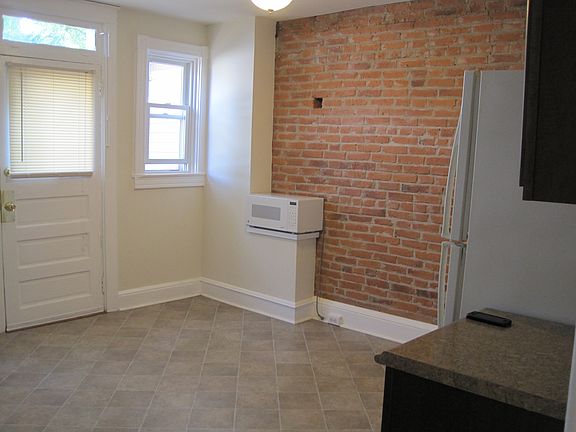 Kitchen eat in area, microwave included