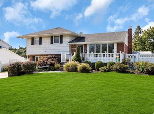 6 Gaymor Ln, Commack, NY 11725