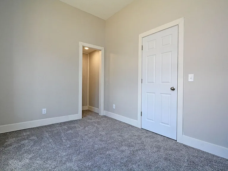 294 Winifred St E — Photo 8