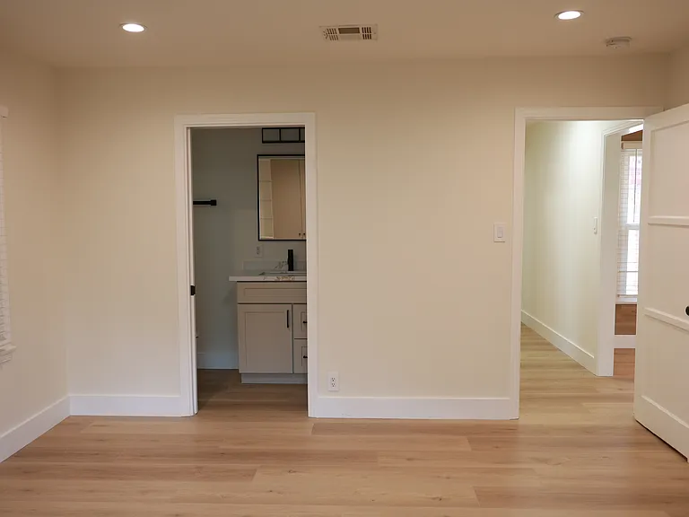 22131 Leadwell St — Photo 22