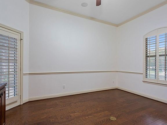 5th image of 804 Creekview Ln