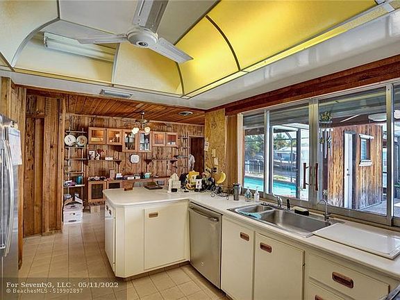 4th image of 631 SE 6th Ave