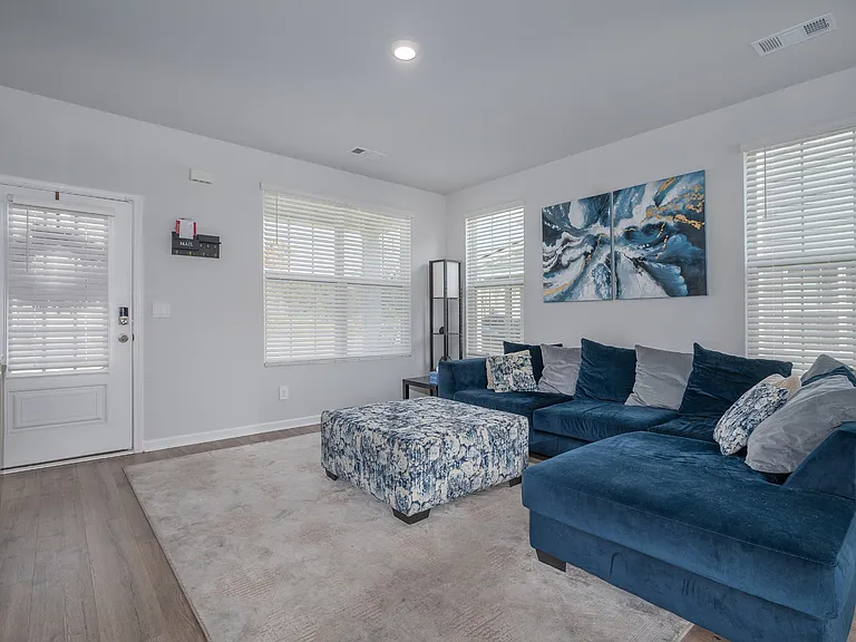 447 Augustine Dr — Photo 3