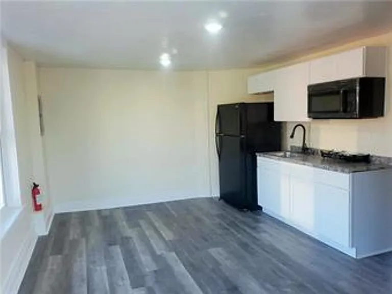 349 N 7th St — Photo 14