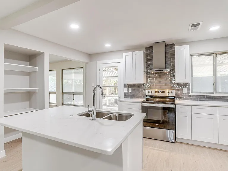 802 Sutton Ct — Photo 16
