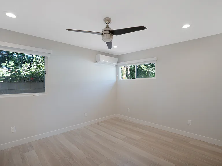 1056 1/2 Emory St — Photo 17