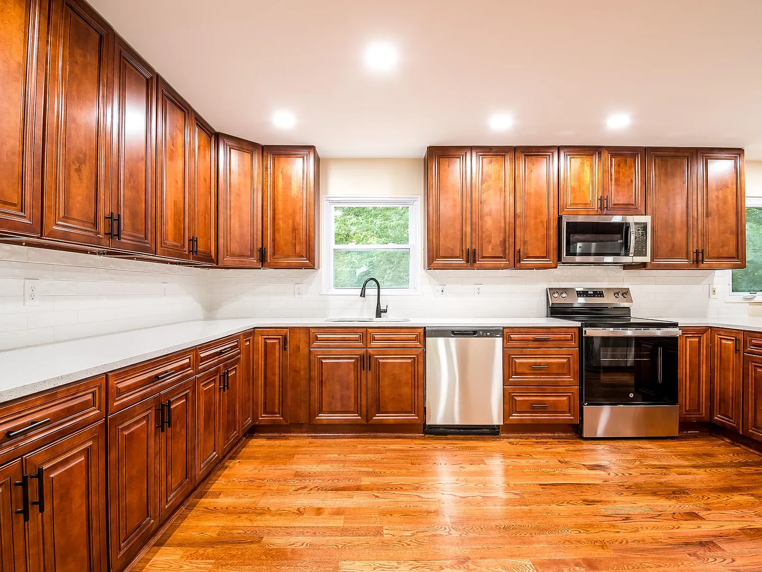 5 bed, 2800 sqft, $3,700 — Photo 4