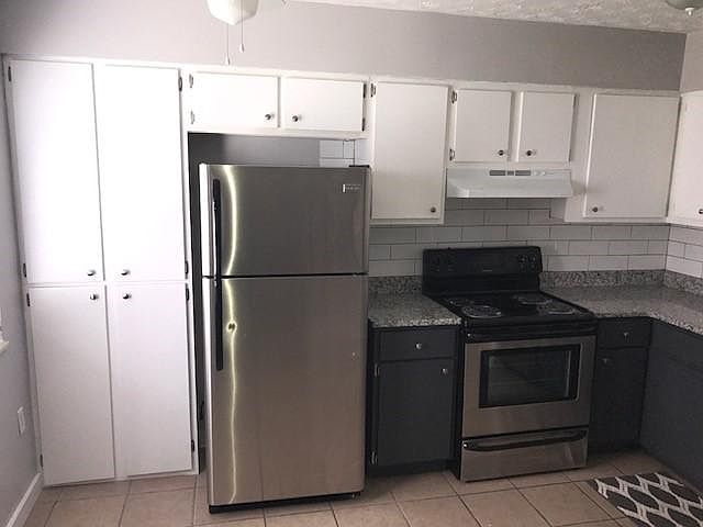 2nd image of 148 Hayes St