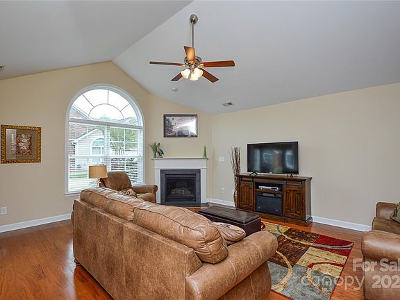 5th image of 179 Lone Oak Cir