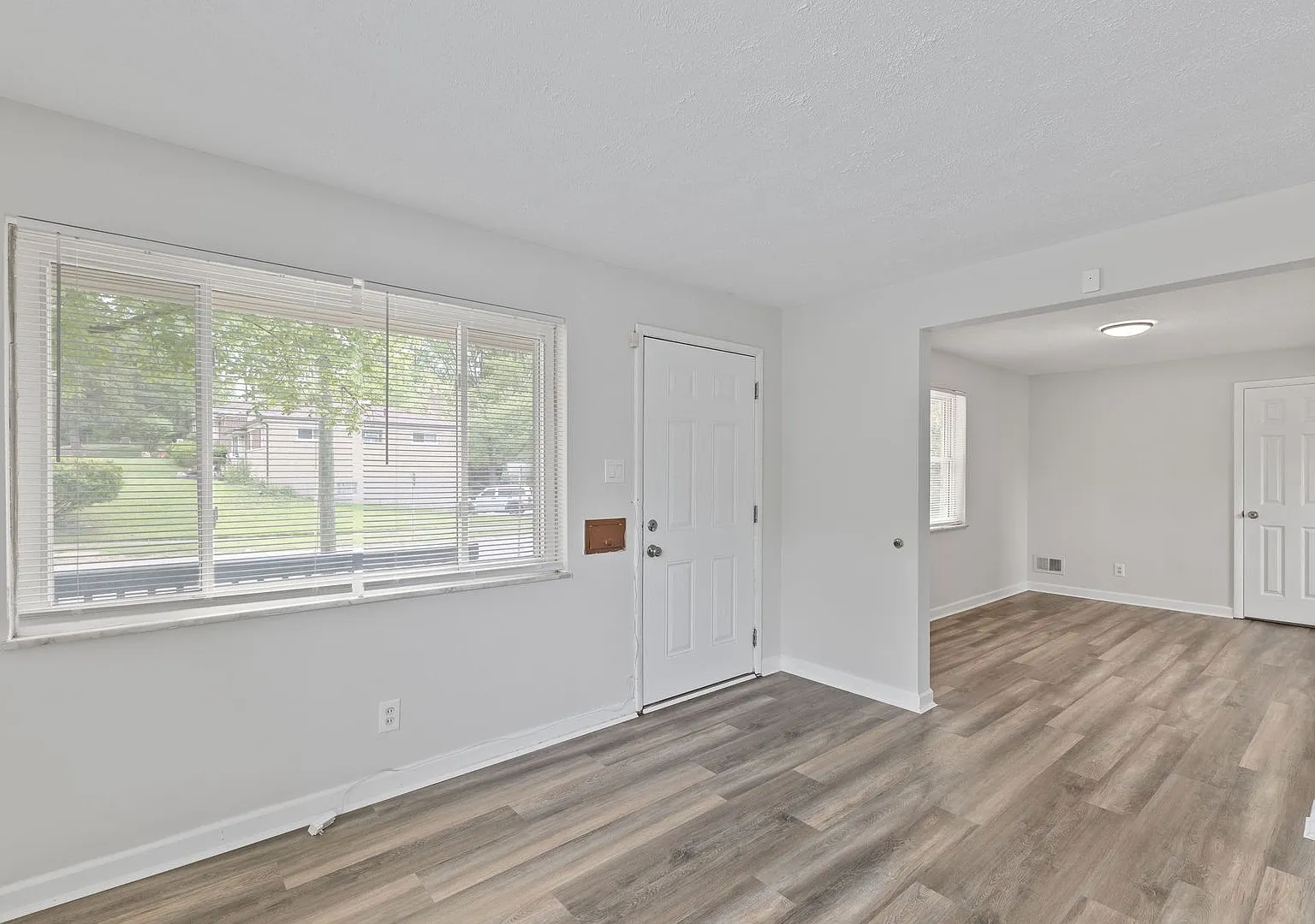 College Hill- Amazing 3 Bedroom, 1.5 Bathroom In An Amazing Neighborhood With Attached Garage! — Photo 3