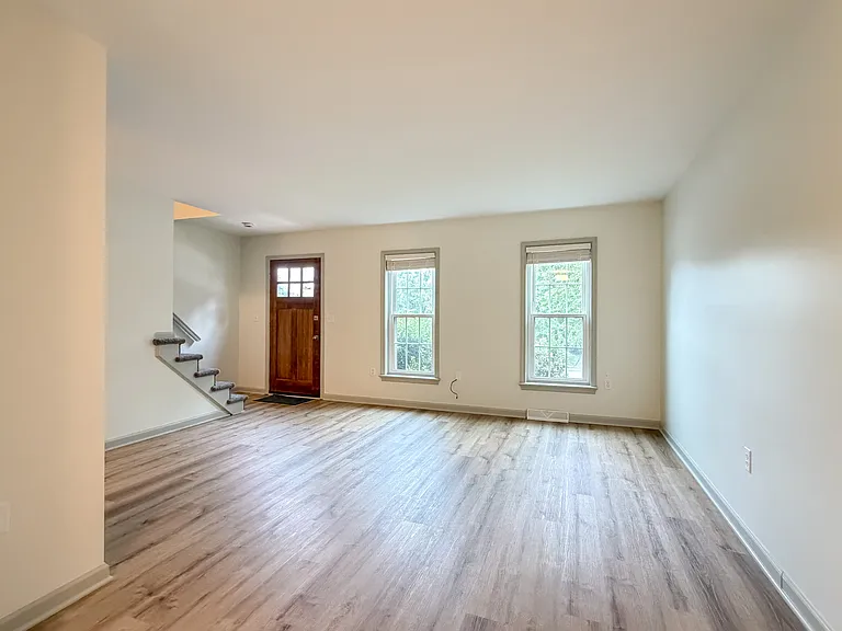 425 Deerfield Dr — Photo 4