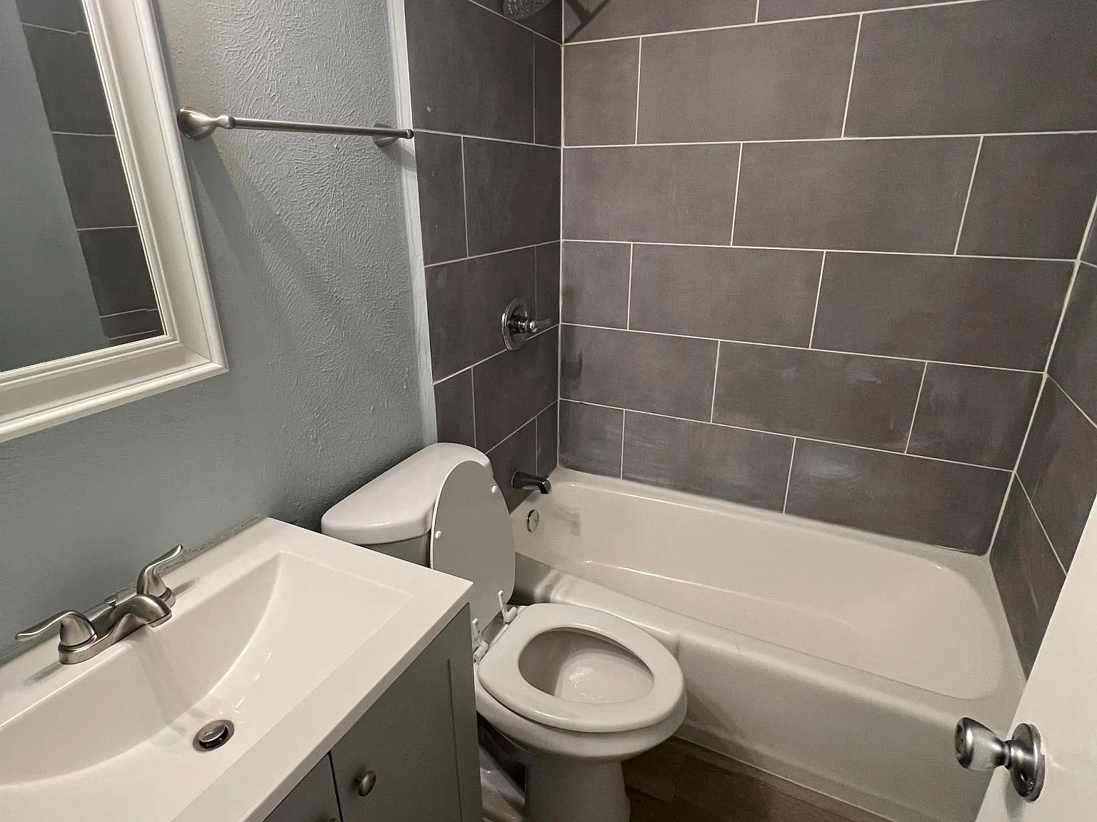 Hampton Gardens Apartment — Photo 2