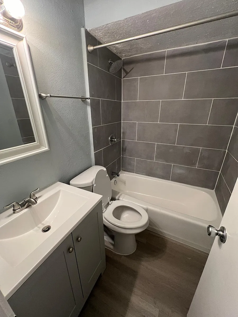 Building Photo - Hampton Gardens Apartment