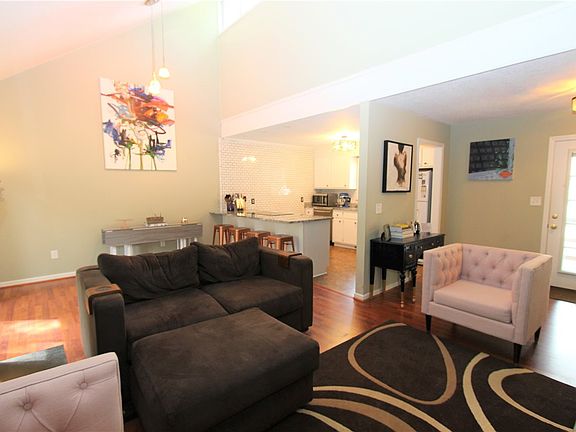 5th image of 12 Parkstone Dr