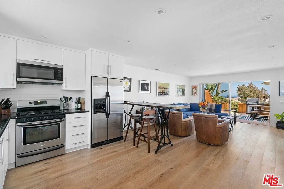 2 bed, 1.5 bath, 1007 sqft, $5,500 — Photo 4