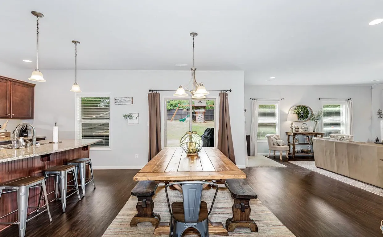 5 bed, 2.5 bath, 3118 sqft, $3,595 — Photo 1