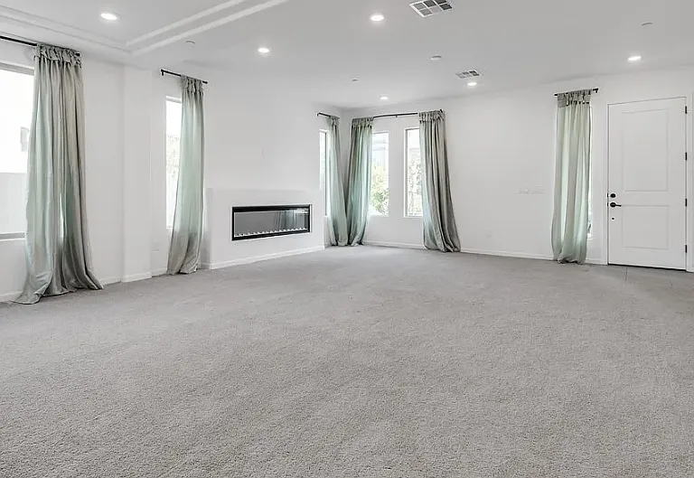 8541 S Pioneer Way — Photo 4
